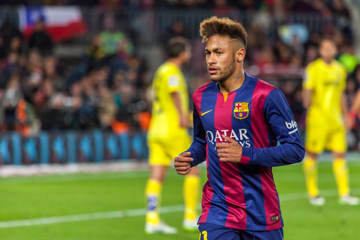 Biografia de Neymar — Conheça a trajetória de Neymar, um dos maiores futebolistas da história, suas conquistas no Santos Futebol Clube, seu papel como atacante no Paris Saint-Germain e na seleção brasileira.