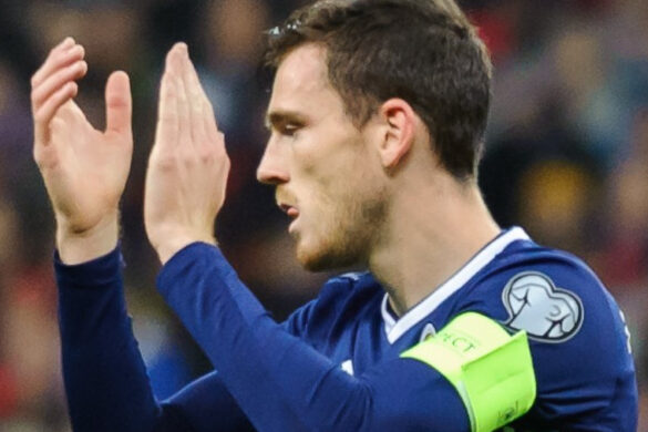 Biografia de Andrew Robertson — Conheça a trajetória de Andrew Robertson, jogador de futebol do Liverpool e da Seleção Escocesa, desde sua origem em Glasgow até suas conquistas no esporte. Saiba mais sobre sua carreira, família, contrato e equipador.