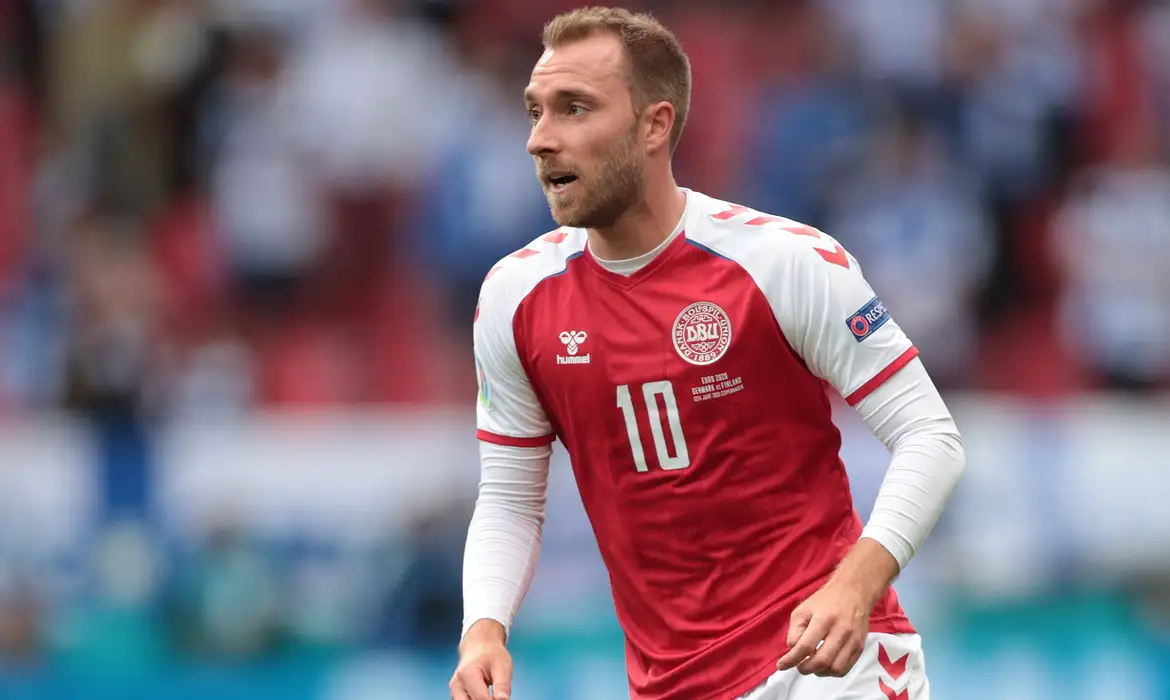 Biografia de Christian Eriksen — Conheça a inspiradora trajetória de Christian Eriksen, desde seu início no Ajax até seu retorno aos gramados após a recuperação de um ataque cardíaco.