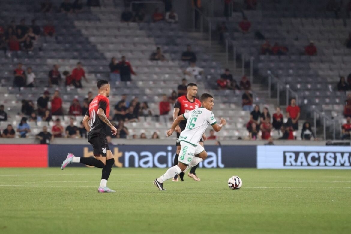Athletico empata com a Chapecoense nos acréscimos na série B — Athletico Paranaense arranca empate no último minuto contra a Chapecoense na Série B com gol de pênalti de Giuliano.