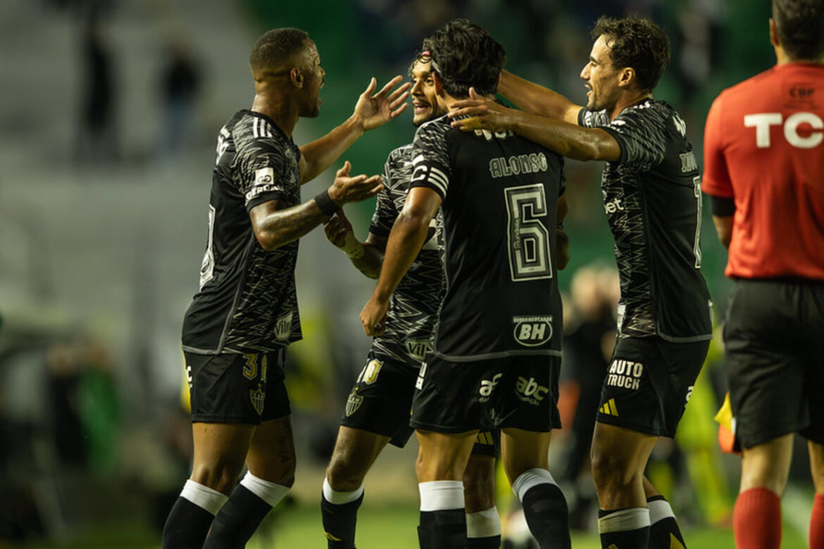 Atlético Mineiro vence Juventude e sai da zona de rebaixamento — Atlético Mineiro vence Juventude por 1 a 0, deixa o Z4 do Brasileirão e sobe para o 10º lugar em jogo eletrizante.