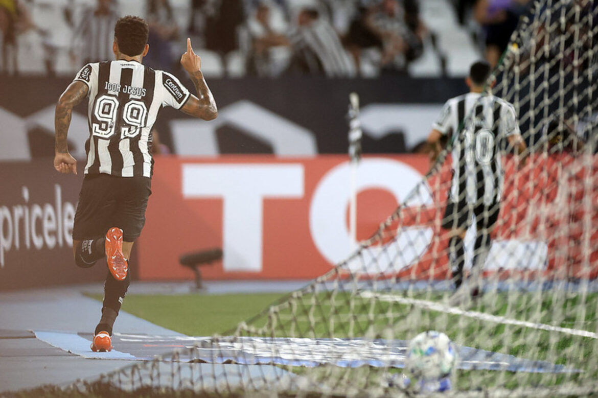 Botafogo supera expulsão e avança na Libertadores — Botafogo bate Universidad de Chile com 10 jogadores, avança às oitavas da Libertadores e mantém campanha valente.