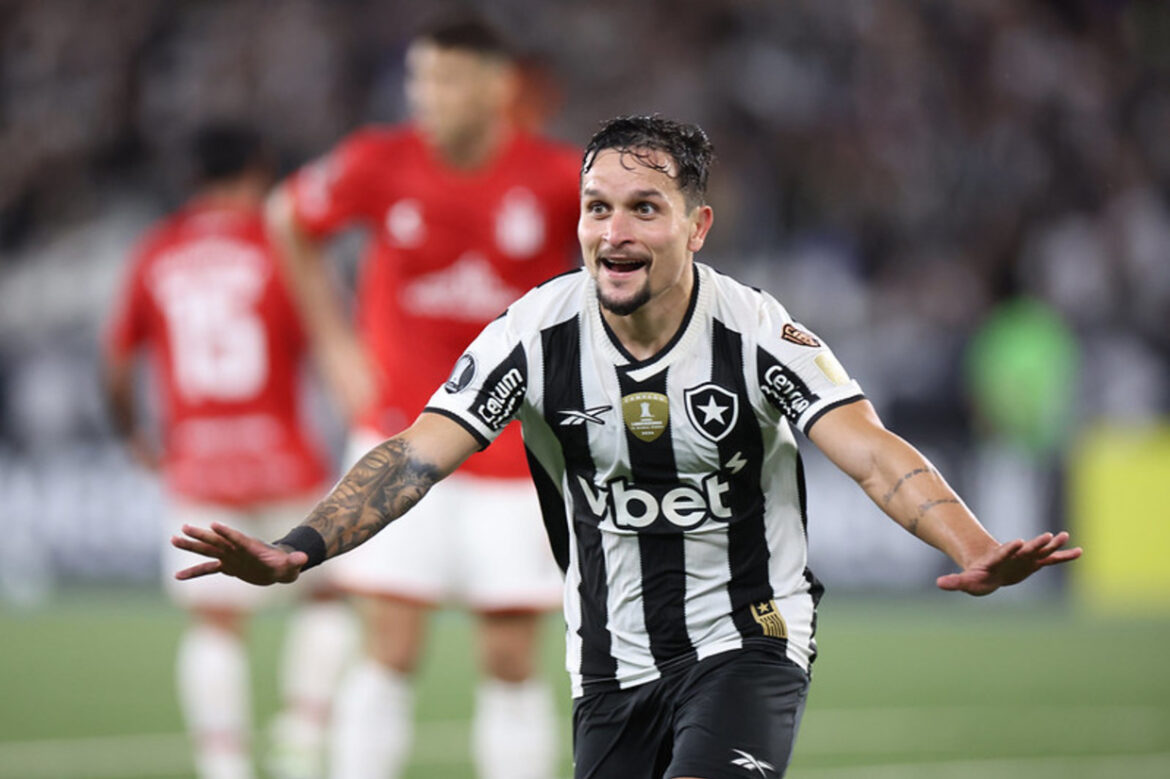 Botafogo vence Estudiantes e mantém sonho na Libertadores — Botafogo supera Estudiantes por 3 a 2 com golaço de Artur no fim e depende de vitória simples para ir às oitavas da Libertadores.