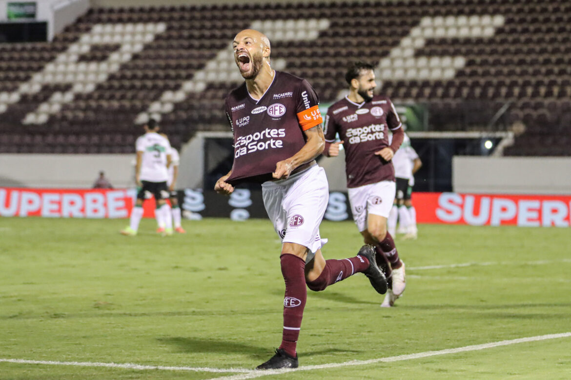 Carlão brilha e Ferroviária vence o Coritiba em virada emocionante — Carlão lidera virada da Ferroviária com dois gols em vitória emocionante contra o Coritiba na Série B. Resultado em casa.