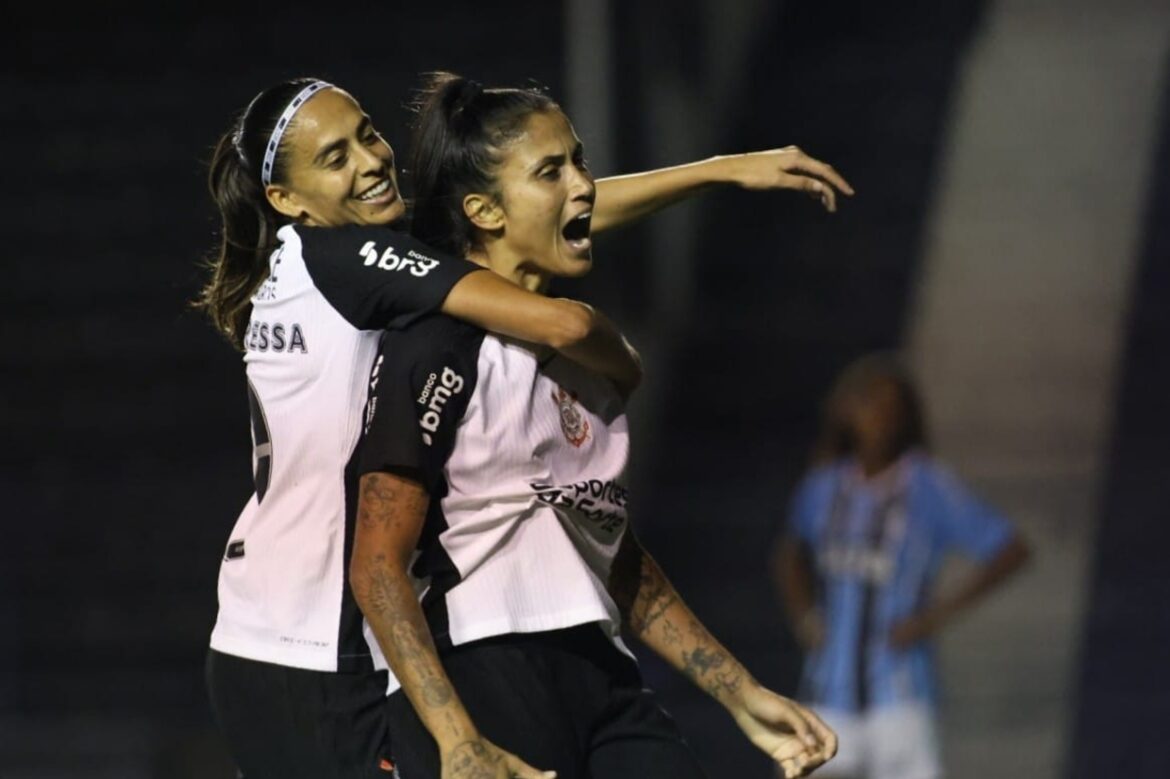 Corinthians vence Grêmio e sobe na tabela do Brasileirão — Corinthians supera a retranca do Grêmio, vence por 2 a 0 na Fazendinha e chega ao G4 do Brasileirão com 15 pontos.