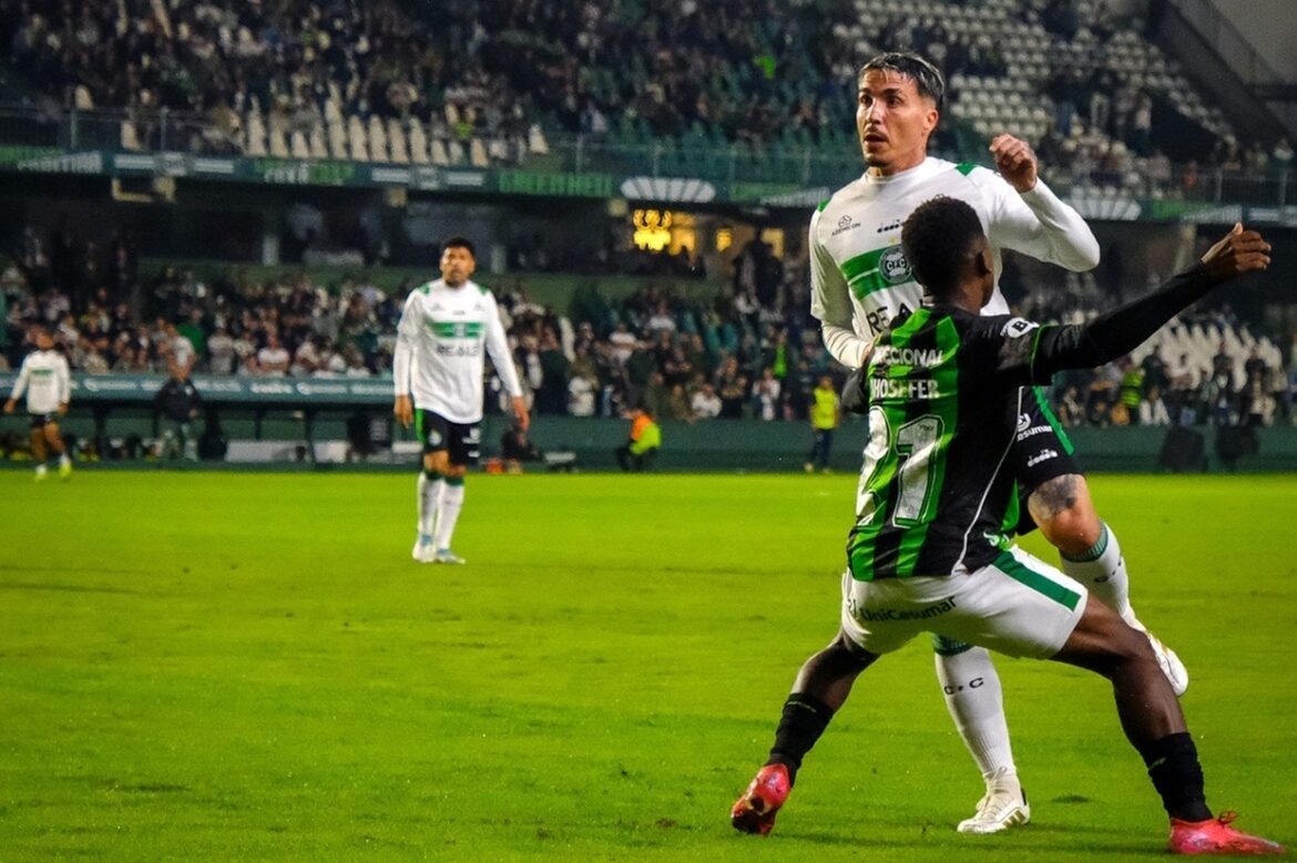 Coritiba vence o América Mineiro e encosta no G4 da Série B — Coritiba derrota o América Mineiro por 1 a 0 com gol de Sebá Gómez, sobe para o 7º lugar e se aproxima do G4 na Série B.