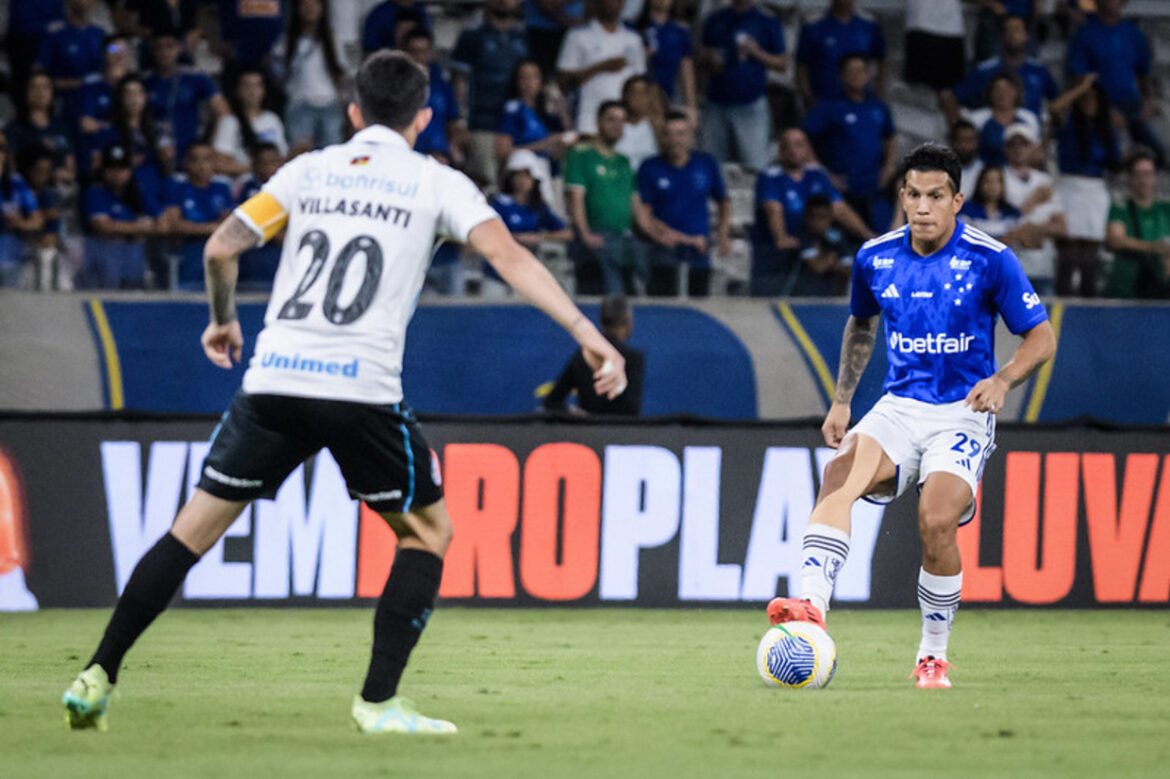Cruzeiro busca renovação com Lucas Romero até 2027 — Cruzeiro negocia renovação com Lucas Romero, ídolo e titular. Clube busca estender contrato do volante argentino até 2027.
