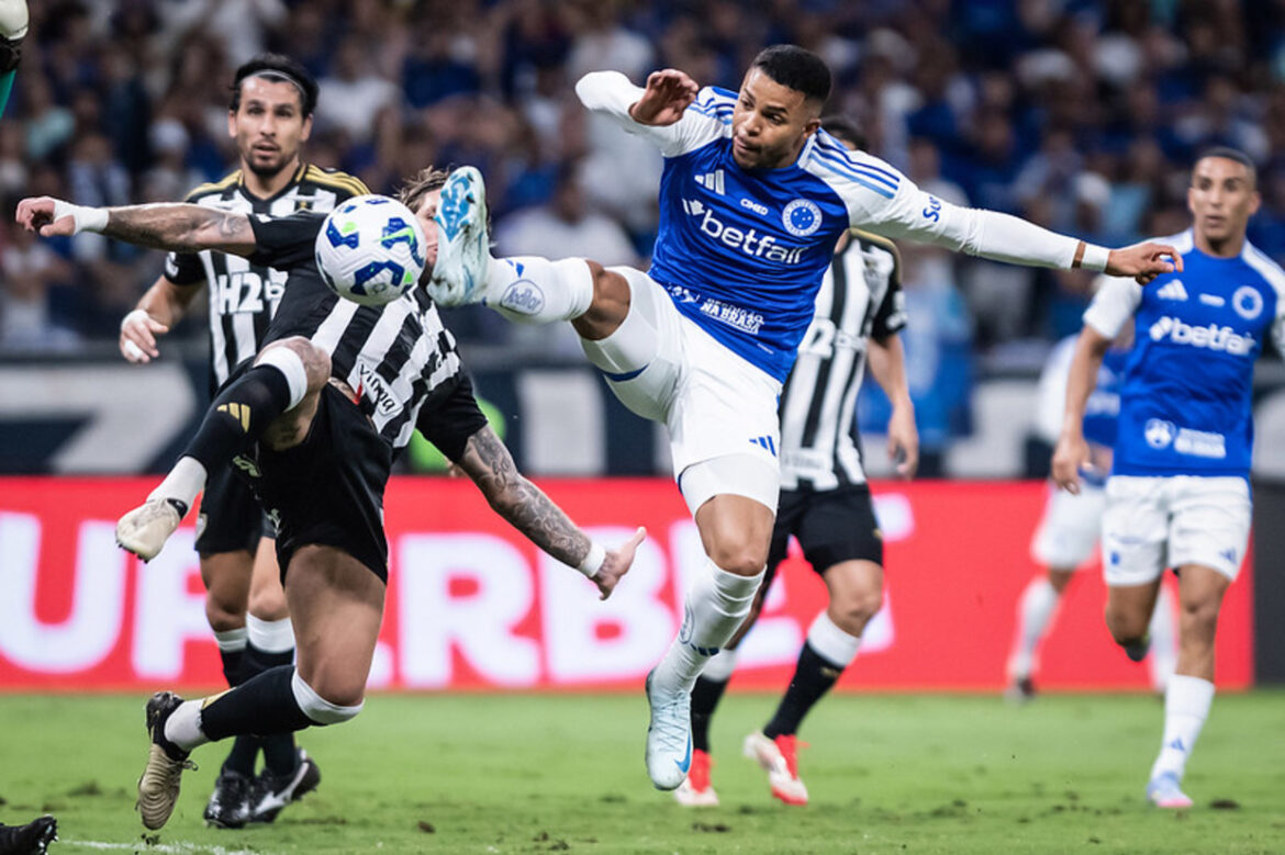 Cruzeiro domina, mas Atlético segura empate no Mineirão — Cruzeiro domina o clássico mineiro, mas Atlético segura empate sem gols no Mineirão em jogo de forte sistema defensivo.