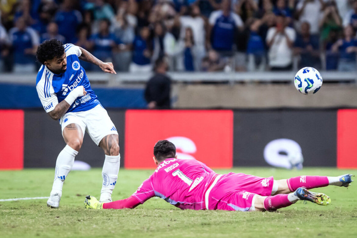 Cruzeiro vence Flamengo com gol decisivo de Gabigol — Cruzeiro venceu o Flamengo por 2 a 1 com gol decisivo de Gabigol no fim, em jogo emocionante pelo Campeonato Brasileiro.