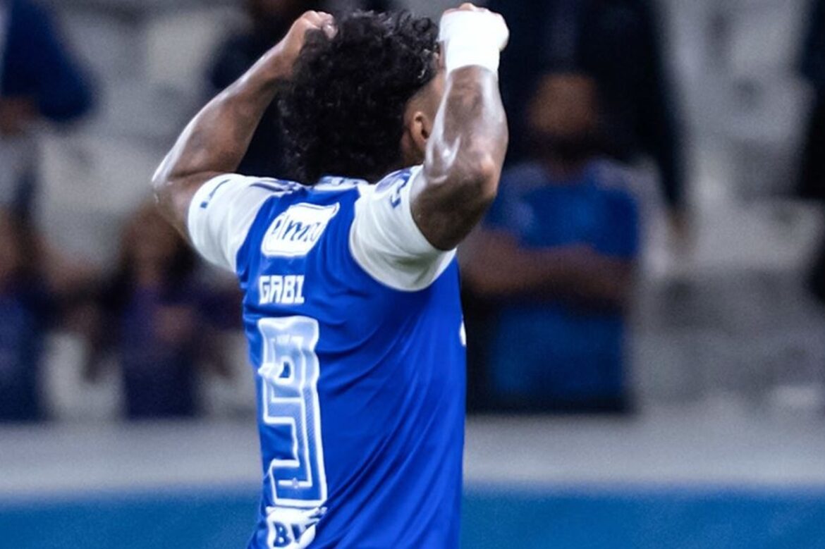 Cruzeiro vira sobre Palestino com gol decisivo de Gabigol — Cruzeiro vence Palestino por 2 a 1 com gols de Bolasie e Gabigol, garantindo reação e saindo da lanterna da Sul-Americana.