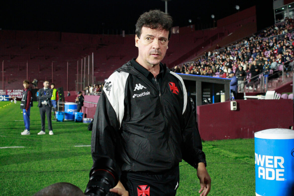 Diniz elogia elenco, reforços e destaca Philippe Coutinho no Vasco — Fernando Diniz destaca entrega dos jogadores, necessidade de reforços criteriosos e elogia Philippe Coutinho no Vasco.