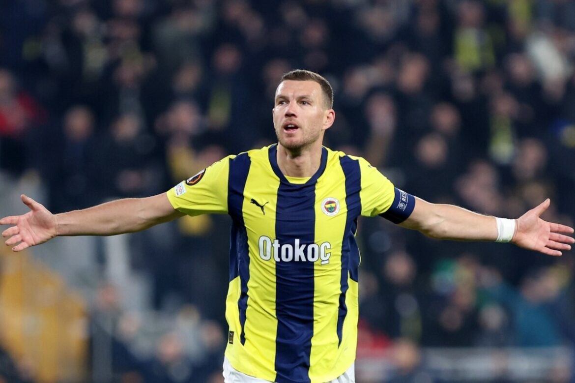 Dzeko deixa o Fenerbahçe e busca novo clube — Após 99 jogos e 46 gols no Fenerbahçe, Dzeko, de 39 anos, despede-se e está disponível no mercado para novos desafios.
