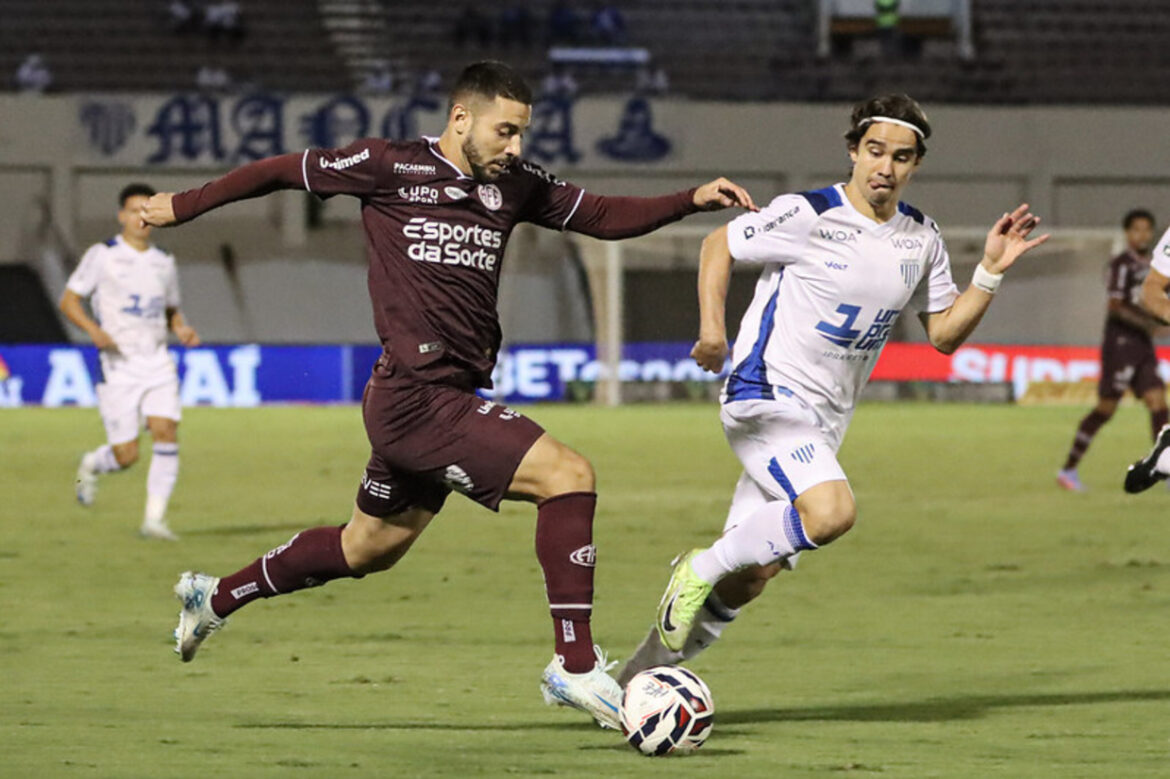 Ferroviária e Avaí empatam em duelo pelo G4 da Série B — Ferroviária e Avaí empatam por 1 a 1 em partida disputada pela Série B. Duelo acirrado mantém luta das equipes pelo G4.