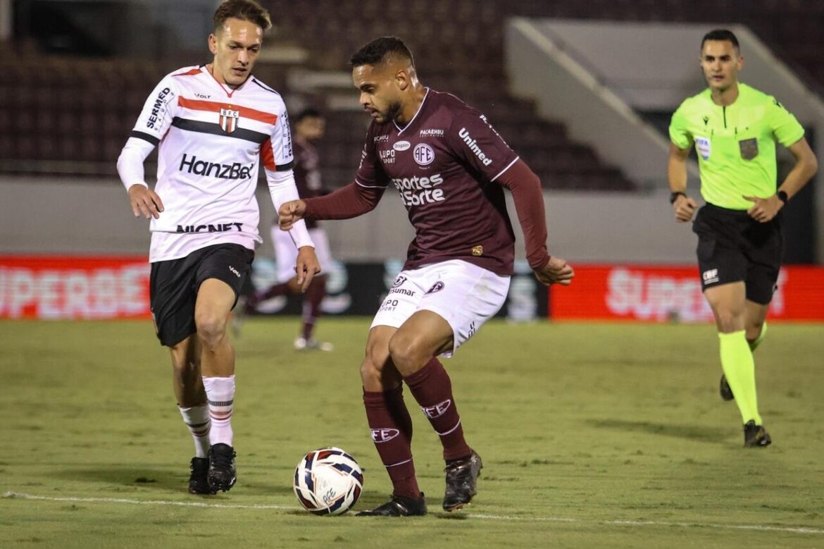 ferroviaria-e-botafogo-empatam-em-classico-na-serie-b Ferroviária e Botafogo empatam em clássico na Série B — Ferroviária e Botafogo-SP protagonizam clássico emocionante na Série B, com empate por 1 a 1 e gols anulados.
