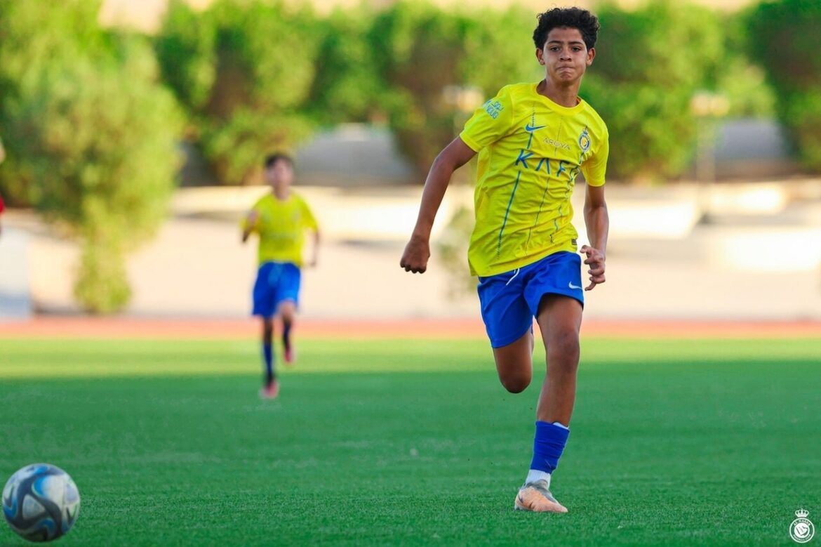 Filho de Cristiano Ronaldo estreia pela seleção portuguesa sub-15 — Cristiano Ronaldo Jr, filho do astro português, é convocado pela seleção sub-15 para torneio internacional na Croácia.
