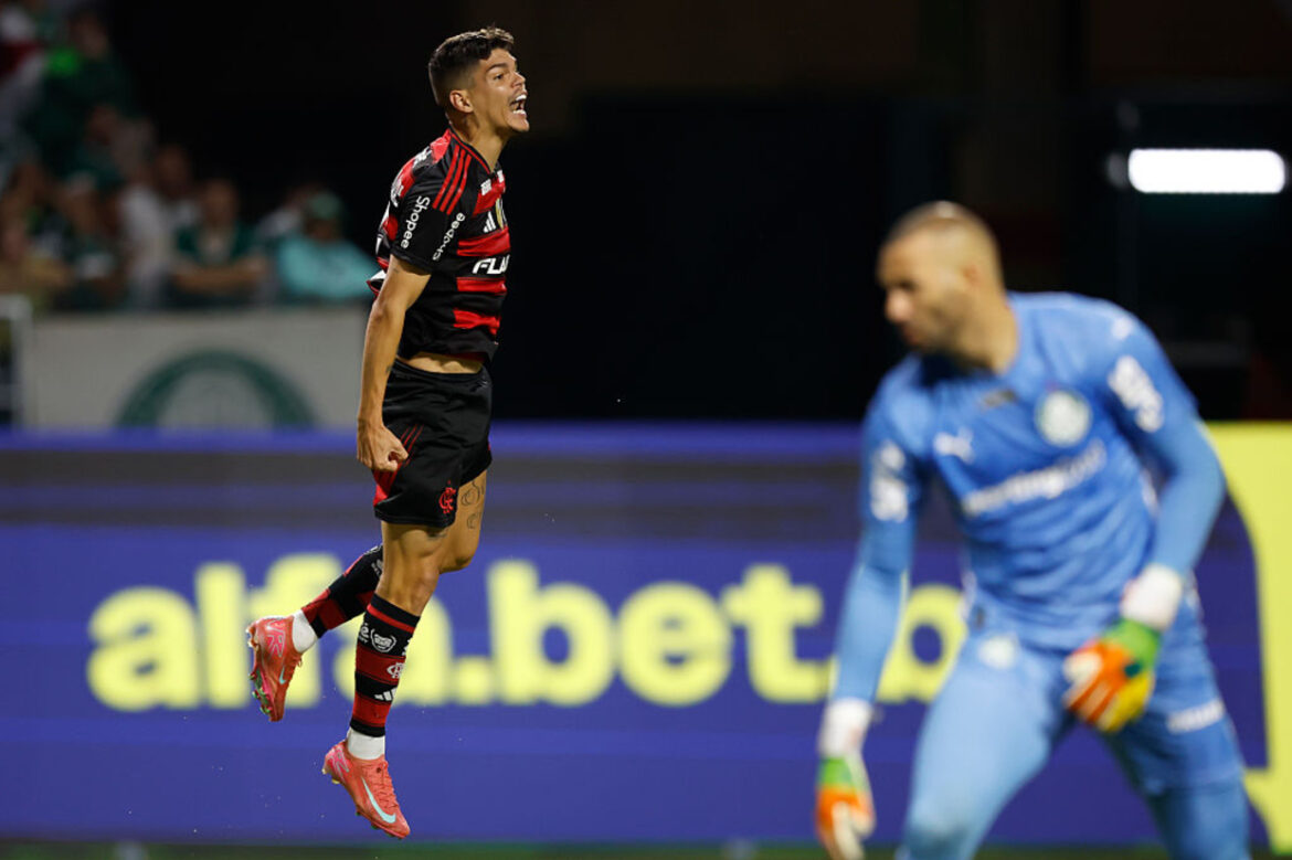 Flamengo vence Palmeiras e encosta na liderança do Brasileirão — Flamengo derrota Palmeiras por 2 a 0 em jogo marcado por polêmicas de arbitragem e encosta no topo da tabela do Brasileirão.