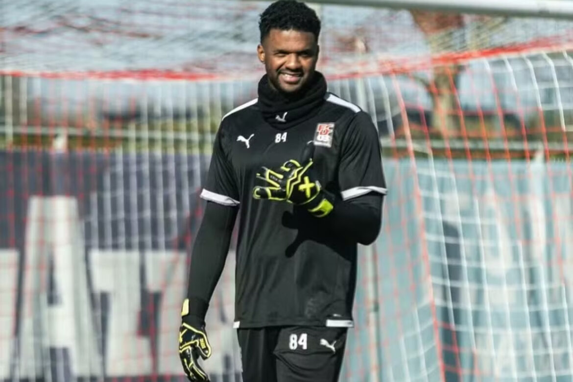 Goleiro Felipe brilha na Europa com título e recorde de invencibilidade — Goleiro Felipe, ex-Flamengo e Corinthians, conquista título na Europa e quebra recorde com 1561 minutos sem ser vazado.
