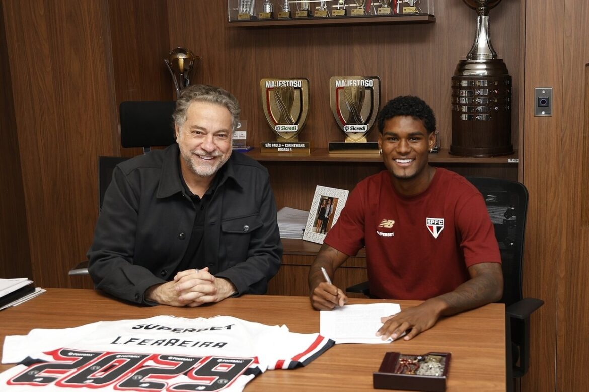 Lucas Ferreira renova com São Paulo até 2029 — Lucas Ferreira, destaque do São Paulo, renova contrato até 2029 após mostrar talento e chamar atenção no futebol brasileiro.