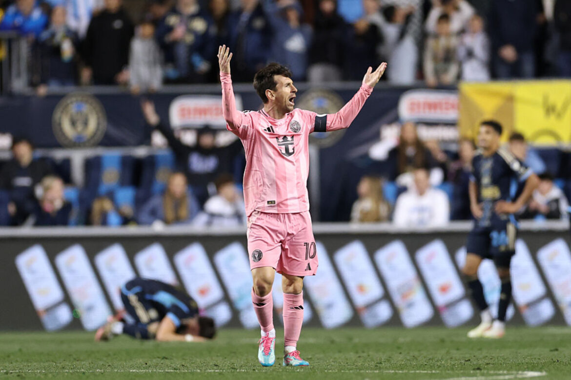 Messi brilhou com golaço de falta e reação do Inter Miami contra o Philadelphia — Messi marcou belo gol de falta e liderou a reação do Inter Miami, em jogo emocionante contra o Philadelphia na MLS.