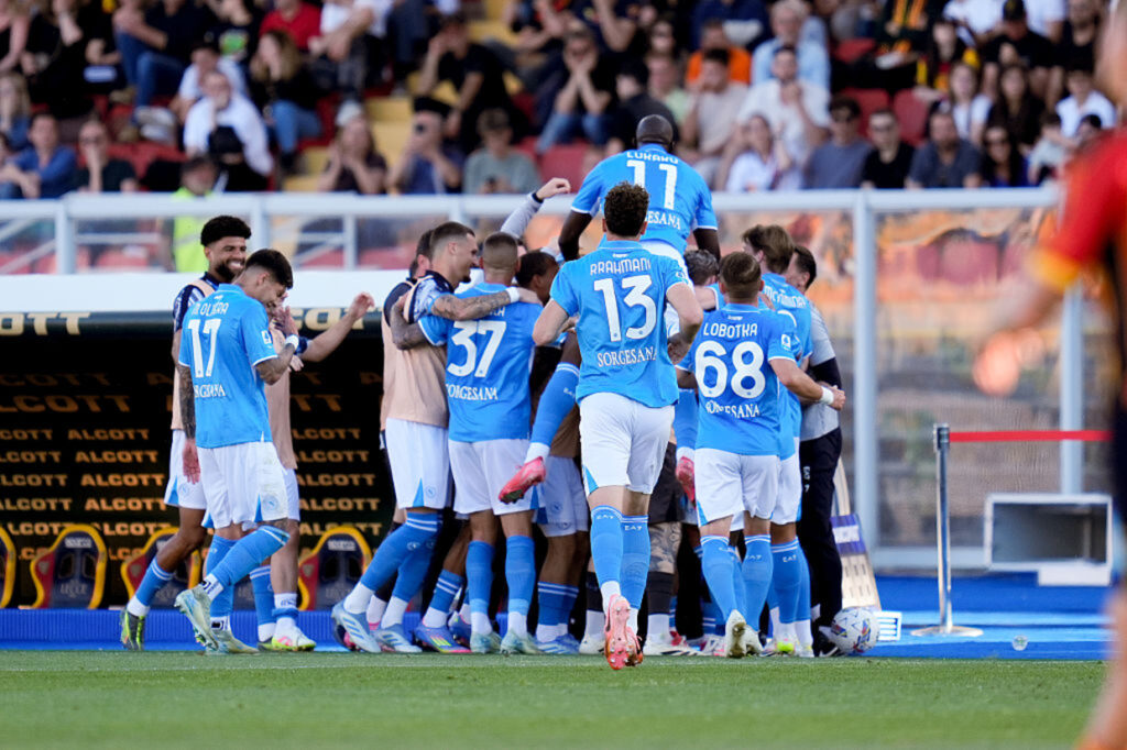 Napoli vence Lecce e amplia liderança no Italiano — Napoli supera Lecce fora de casa, conquista quarta vitória seguida e abre vantagem na liderança do Campeonato Italiano.
