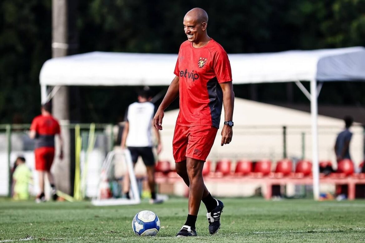 Pepa no radar do Athletico Paranaense após saída do Sport — Pepa, ex-treinador do Sport, é sondado pelo Athletico Paranaense para comandar a equipe após sua recente saída do clube.