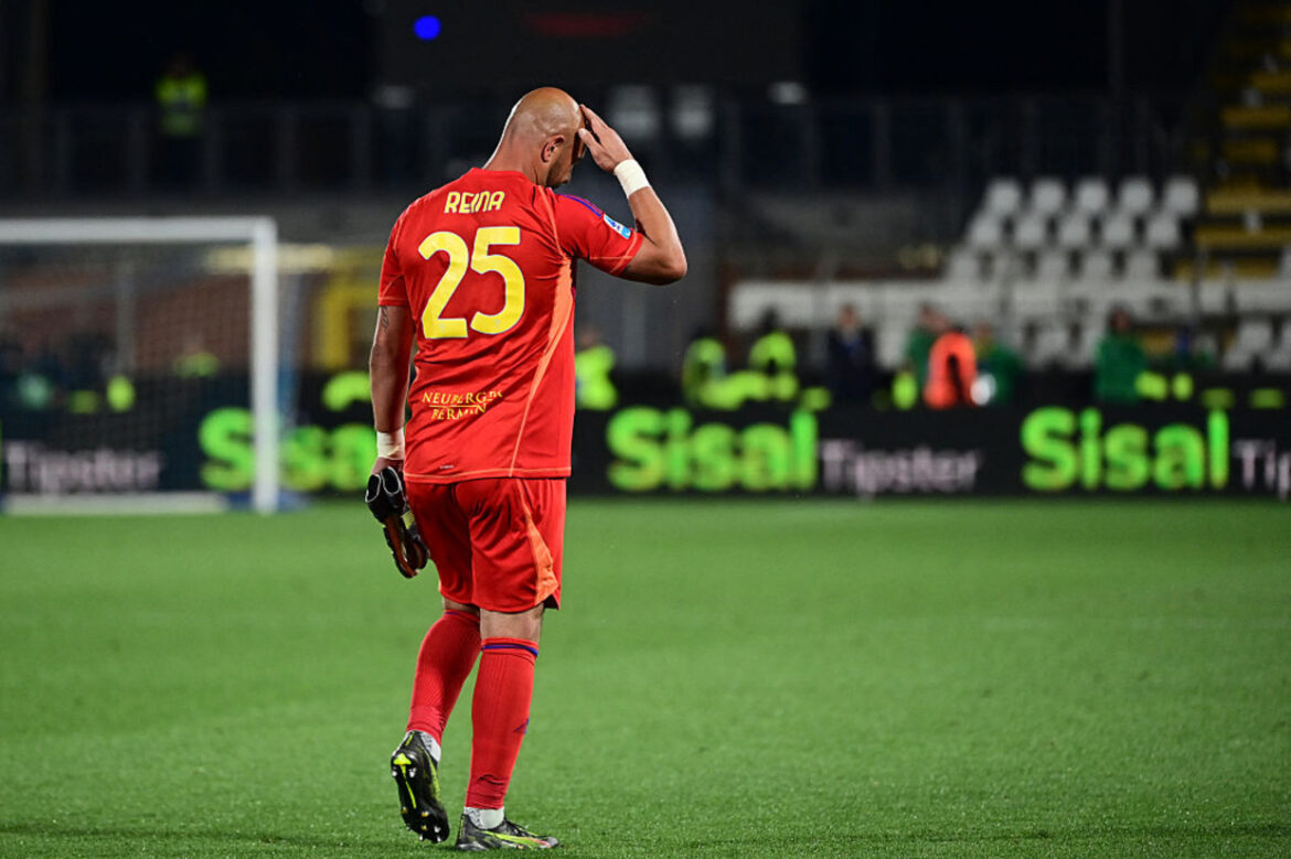 Pepe Reina se despede dos campos com expulsão inesperada — Pepe Reina encerrou sua carreira com expulsão em jogo pelo Como. Foram 26 anos, 952 partidas e 11 títulos, incluindo a Copa de 2010.