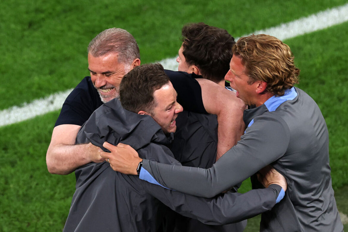 Postecoglou desabafa sobre futuro no Tottenham e conquista histórica — Postecoglou celebra título da Liga Europa pelo Tottenham e projeta time competitivo para os próximos seis anos.