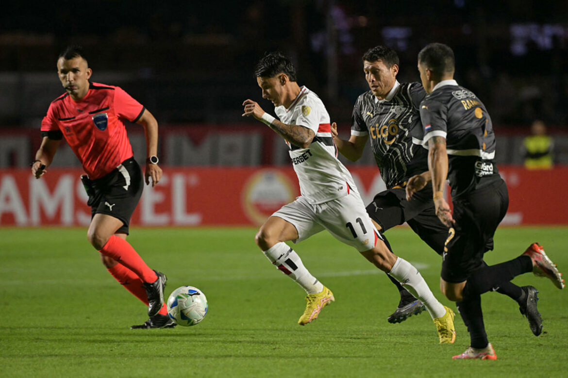 São Paulo empata com Libertad e avança na Libertadores — São Paulo avança às oitavas da Libertadores após empate emocionante com o Libertad; Cotia brilha com gol de Lucca nos acréscimos.