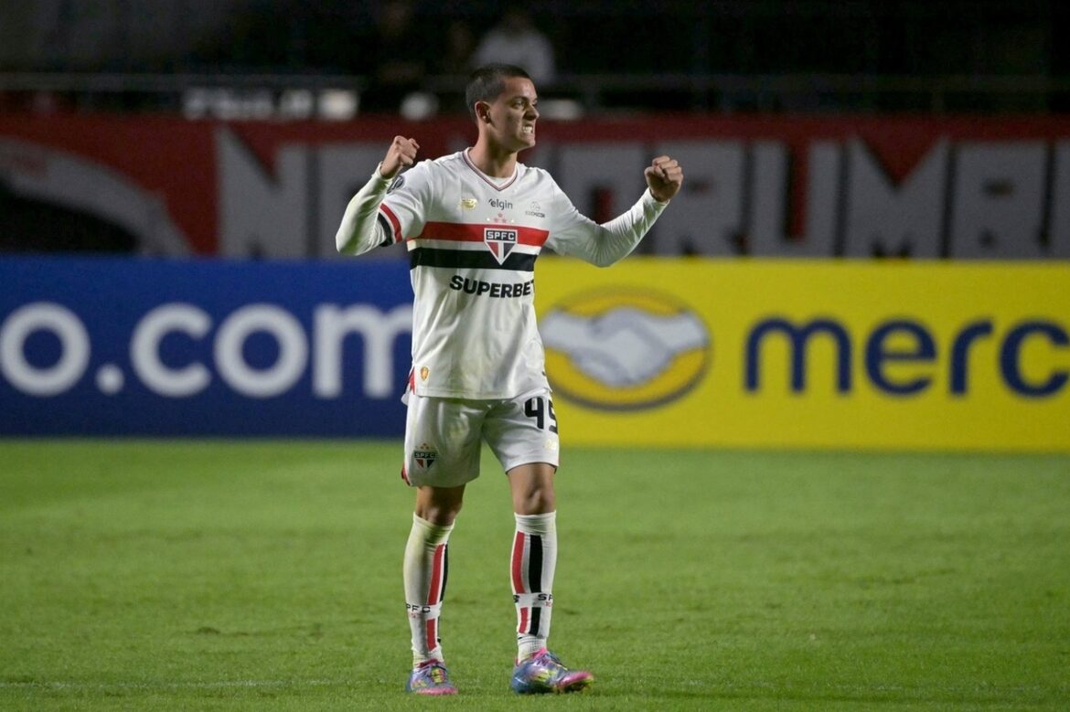 São Paulo negocia renovação com Lucca após estreia histórica na Libertadores — São Paulo agiliza renovação de Lucca, jovem promessa de 17 anos que brilhou em sua estreia com gol na Libertadores.