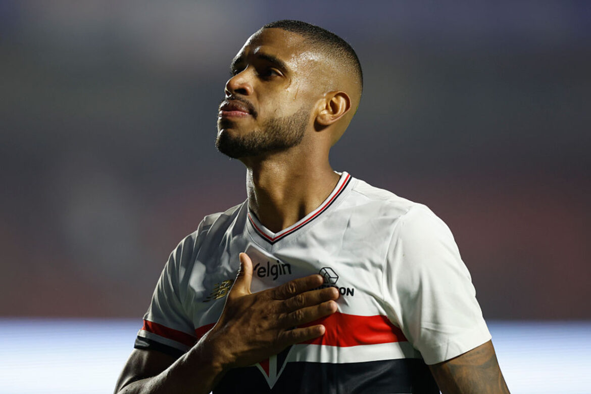 São Paulo vence de virada o Grêmio no Morumbi — São Paulo vira jogo contra o Grêmio no Morumbi, vence por 2 a 1 e sobe para a 9ª posição no Brasileirão.