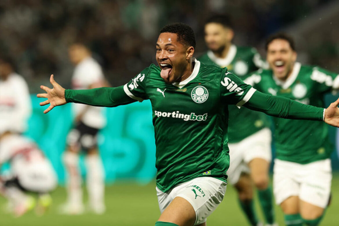 Vitor Roque brilha no fim e garante vitória do Palmeiras sobre o São Paulo — Vitor Roque marca no fim e garante a vitória do Palmeiras sobre o São Paulo, consolidando a liderança no Brasileirão.