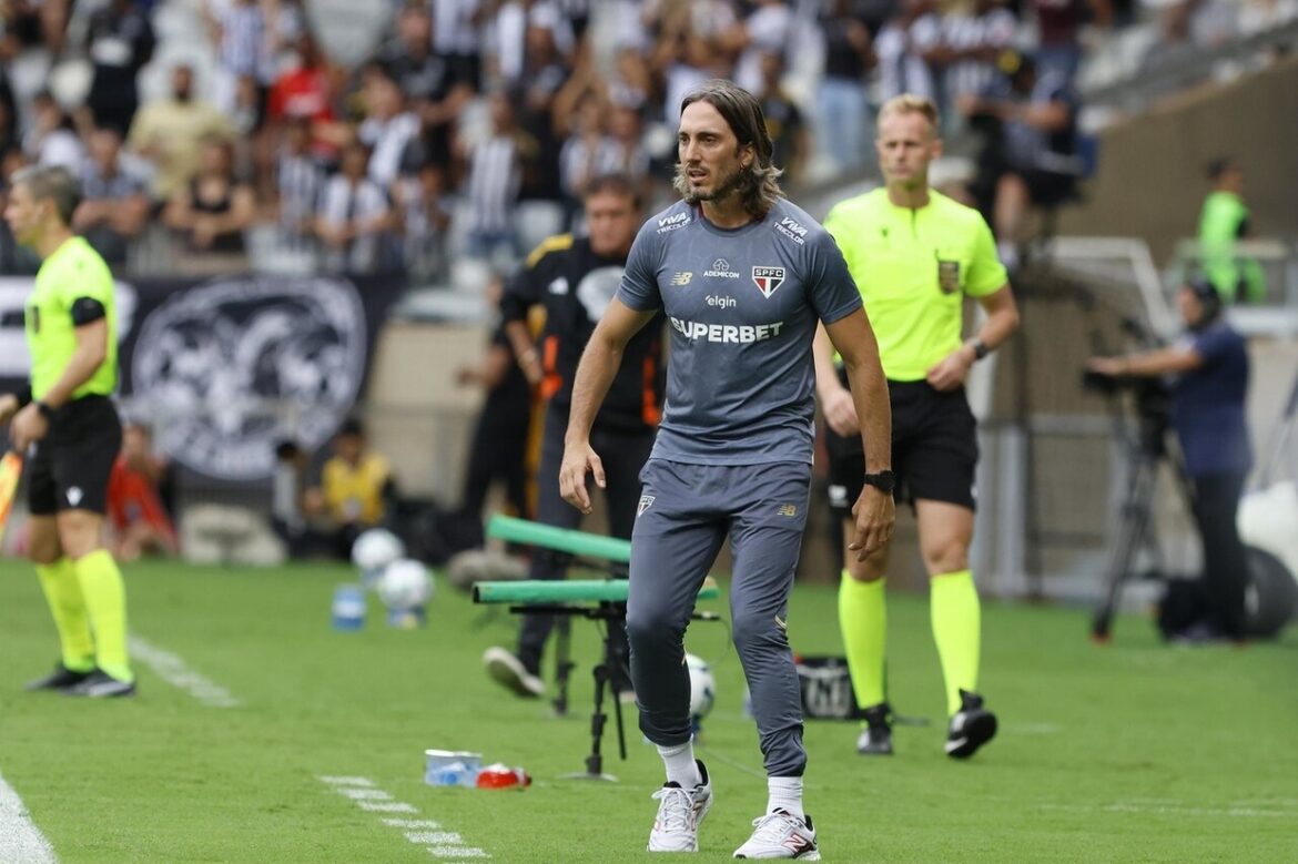 Zubeldia enfrenta dificuldades em clássicos no comando do são paulo — Técnico Zubeldia acumula retrospecto negativo em clássicos pelo São Paulo, com destaque para o baixo desempenho contra o Palmeiras.