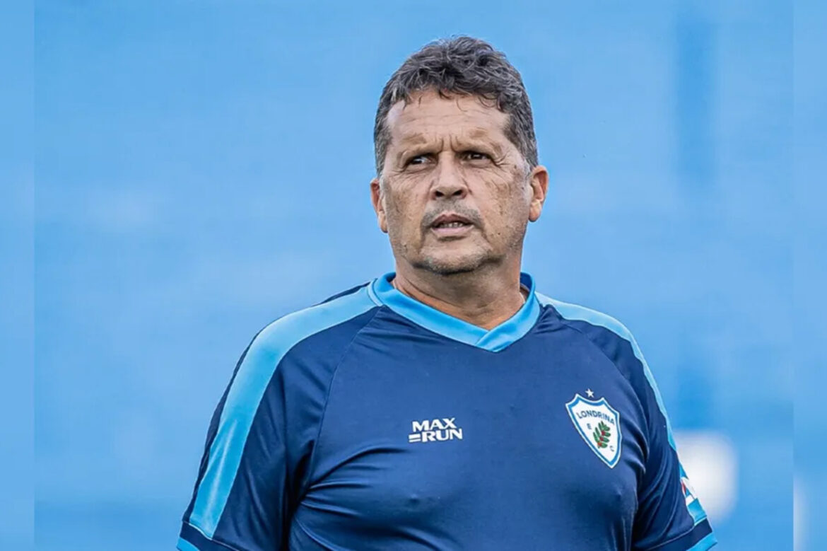 claudinei-oliveira-assume-comando-na-serie-b Claudinei Oliveira assume comando na Série B — Claudinei Oliveira deixa o Londrina após bom desempenho e negocia com o Paysandu para assumir a equipe na Série B do Brasileirão.