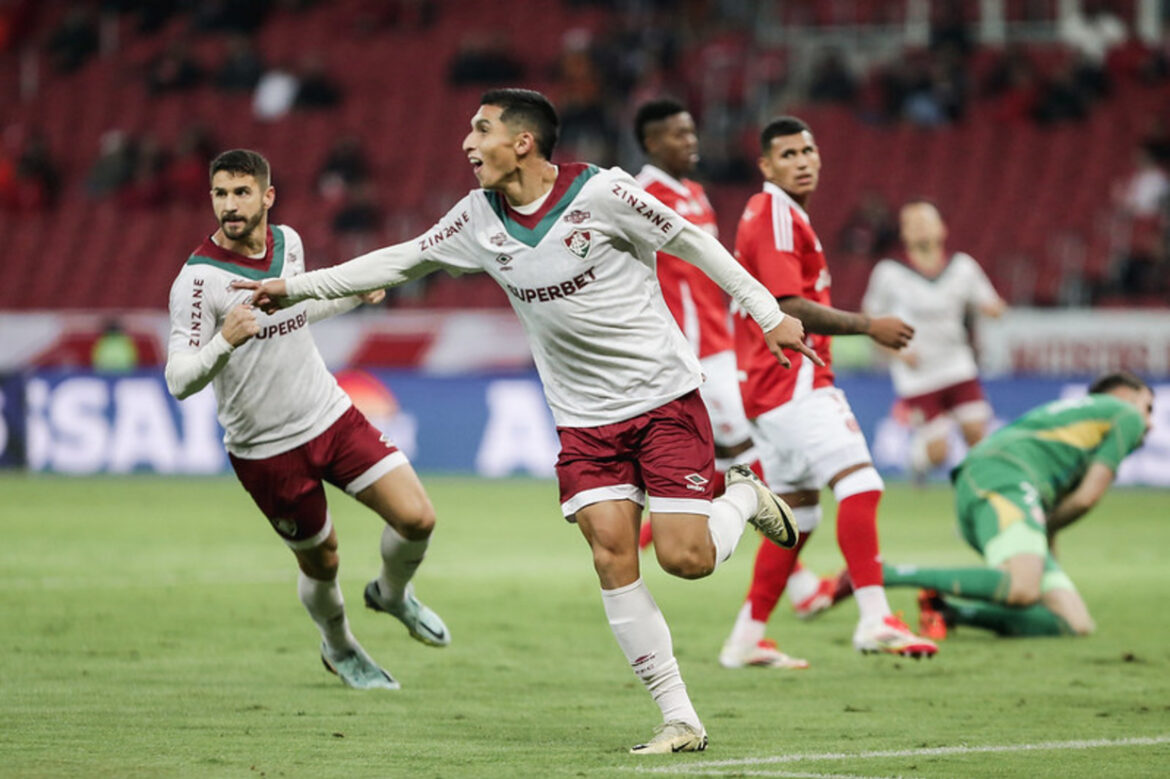 Fluminense derrota o Internacional no Beira-Rio e aproxima-se do G4 — Fluminense vence o Internacional por 2 a 0 no Beira-Rio, conquista a quinta vitória em seis jogos e se aproxima do G4.