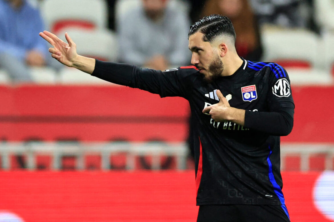 Manchester city acerta transferência do meia Cherki — Manchester City confirma a compra do meia Rayan Cherki do Lyon por € 36 milhões, inclusão de bônus e porcentagem futura.