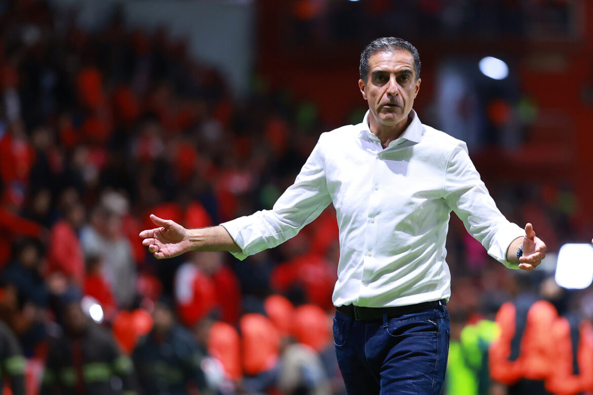 Renato Paiva deixa o comando do Botafogo após eliminação no Mundial — Renato Paiva é desligado do Botafogo após eliminação do clube no Mundial de Clubes e busca por novo técnico começa.