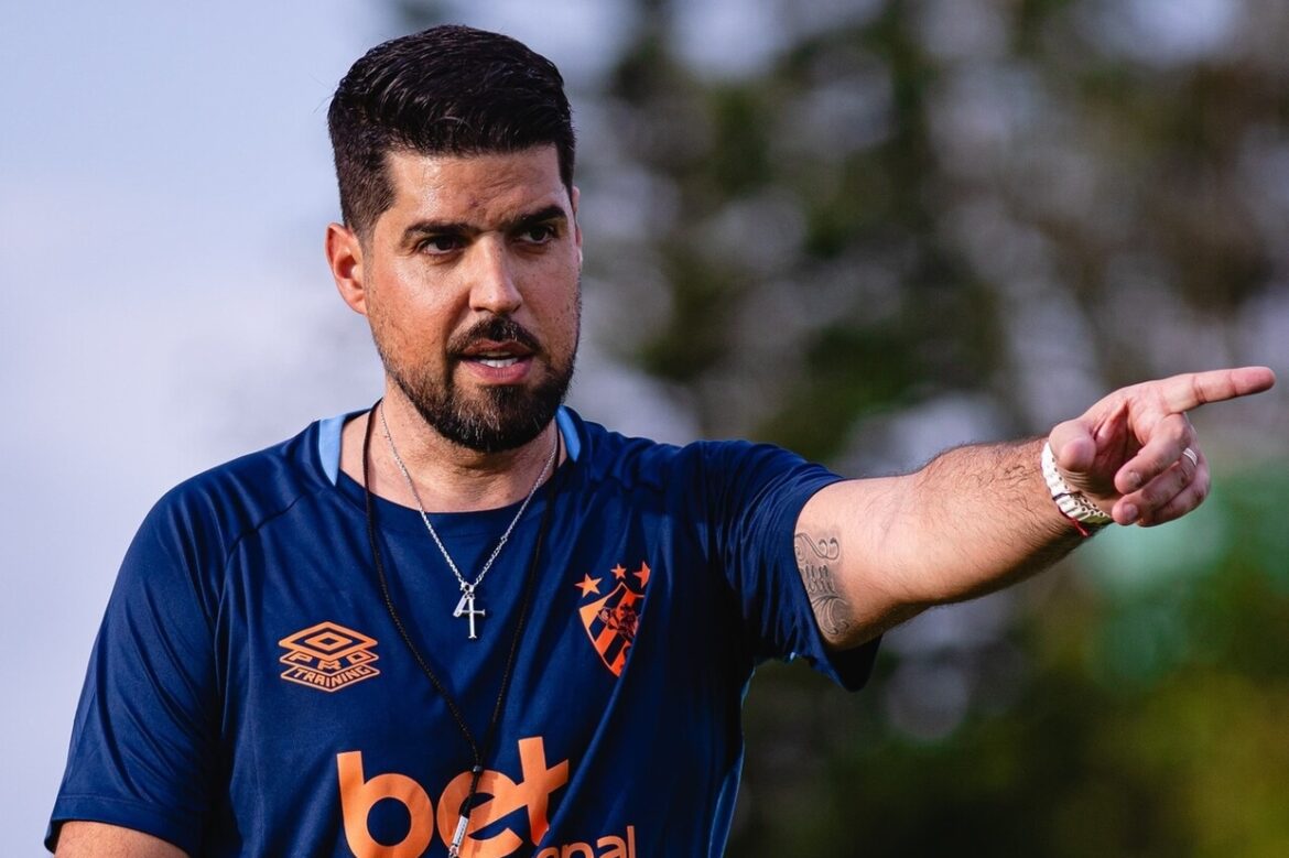 sport-demite-antonio-oliveira-apos-quatro-jogos Sport demite António Oliveira após quatro jogos — Técnino António Oliveira é demitido do Sport após quatro jogos e nenhum triunfo. Clube segue na lanterna do Brasileirão.