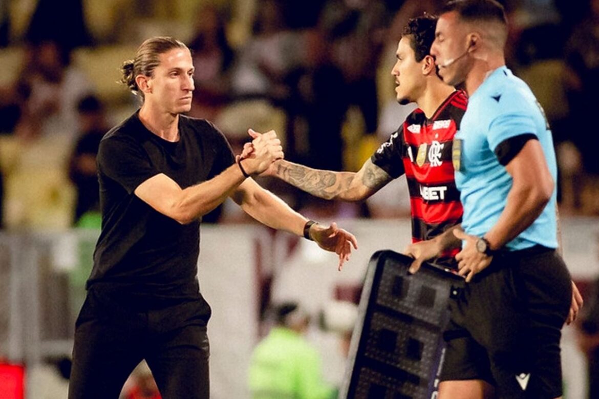 filipe-luis-busca-reforcos-e-destaca-recuperacao-de-pedro Filipe Luís busca reforços e destaca recuperação de Pedro — Técnico Filipe Luís destaca a recuperação de Pedro e foca em reforços para o Flamengo em meio aos desafios da temporada.