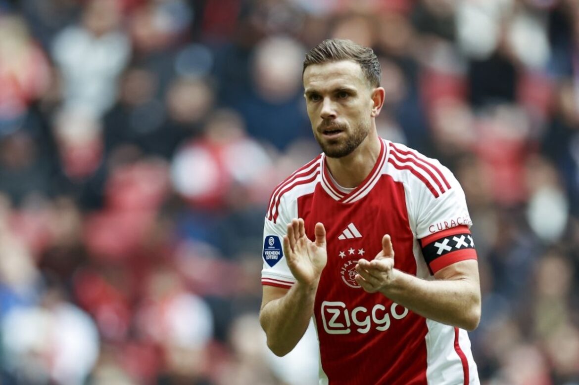 Jordan Henderson encerra passagem pelo Ajax — Jordan Henderson encerra contrato com o Ajax. Aos 35 anos, volante avalia futuro e retorno ao Sunderland é cogitado.