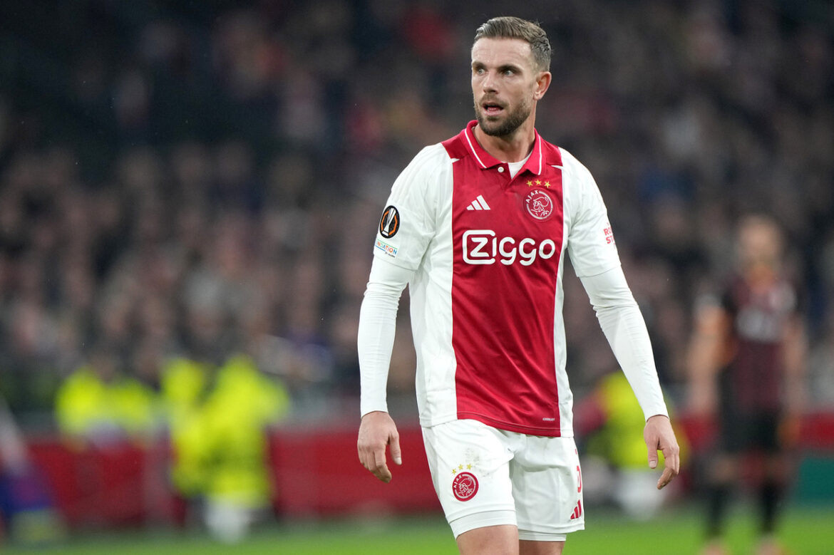 Jordan Henderson reforça o meio-campo do Brentford na Premier League — Jordan Henderson acerta contrato com o Brentford e retorna à Premier League, reforçando o meio-campo do time inglês.