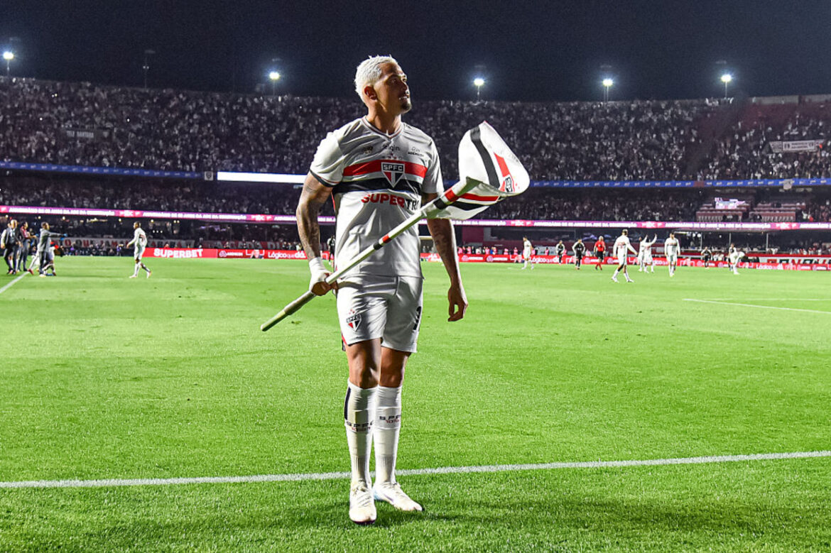Luciano brilha e São Paulo vence Corinthians no Morumbi — Luciano marca dois gols, lidera São Paulo em triunfo por 2 a 0 sobre o Corinthians e anima torcida com grande atuação.