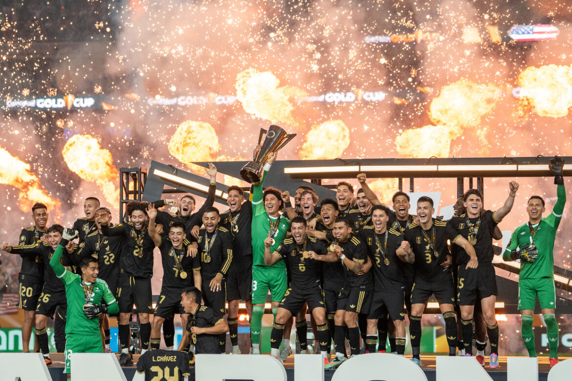 México vence os EUA e conquista a Copa Ouro — México vence os EUA por 2 a 1 na final da Copa Ouro e celebra importante conquista no torneio.