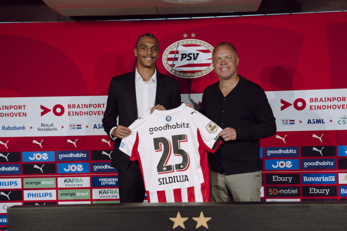 PSV anuncia contratação de jovem lateral francês — O PSV contratou Kiliann Sildillia, jovem lateral francês de 23 anos vindo do Freiburg, com contrato até junho de 2030.