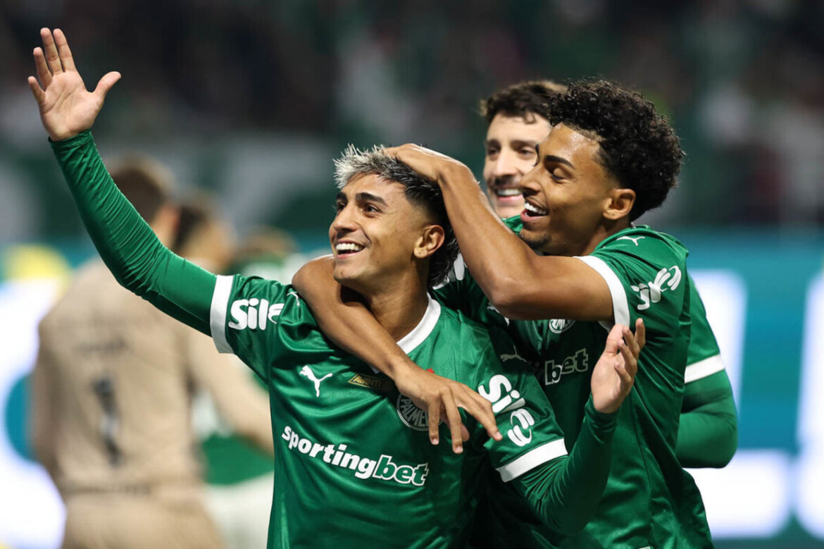 palmeiras-vence-o-gremio-e-segue-na-briga-pelo-brasileirao Palmeiras vence o Grêmio e segue na briga pelo Brasileirão — Palmeiras vence Grêmio, embala no Brasileirão com gol de Facundo Torres e fica a 2 pontos do líder Cruzeiro.