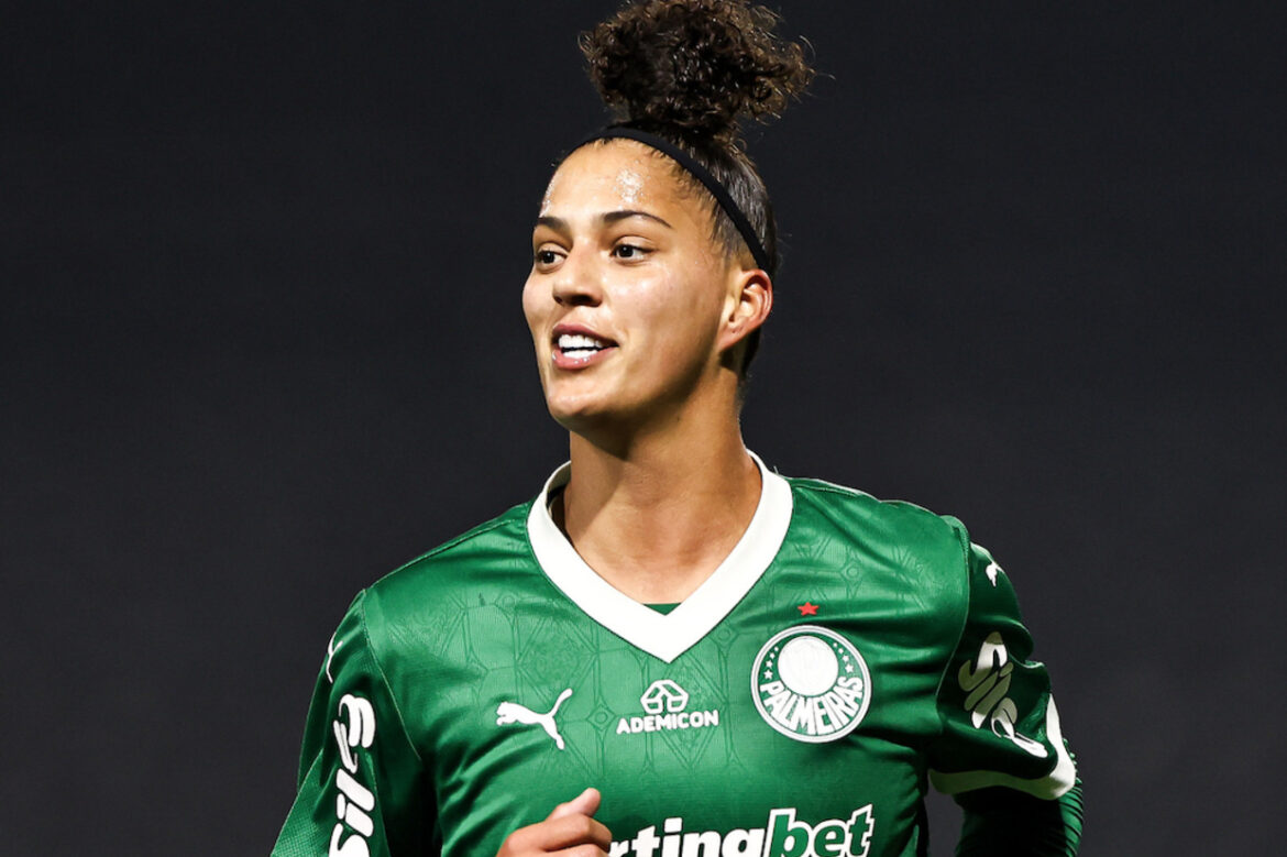 Amanda Gutierres representa o futebol brasileiro na Bola de Ouro — Amanda Gutierres, destaque no Brasileirão pelo Palmeiras e artilheira da Copa América, é indicada à Bola de Ouro 2024/25.