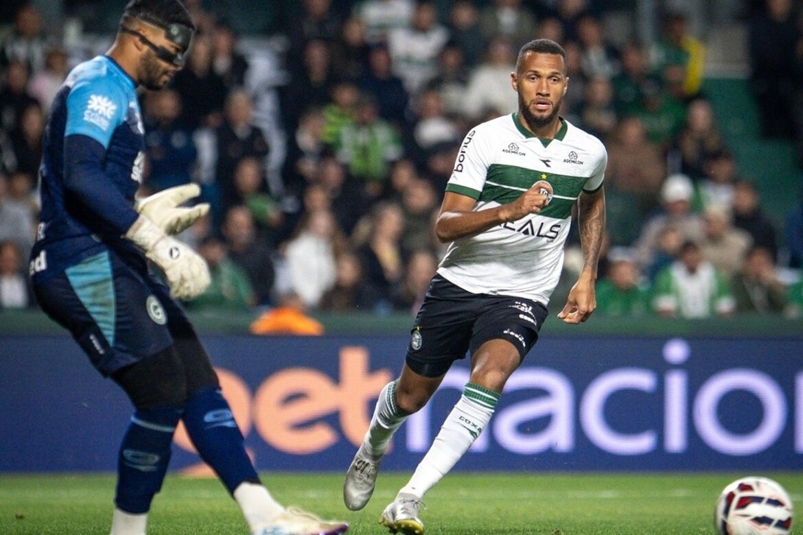 coritiba-domina-goias-mas-empate-sem-gols-marca-o-duelo-na-serie-b Coritiba domina Goiás, mas empate sem gols marca o duelo na Série B — Coritiba domina o Goiás no Couto Pereira, mas duelo termina em empate sem gols após VAR anular gol no fim da partida.