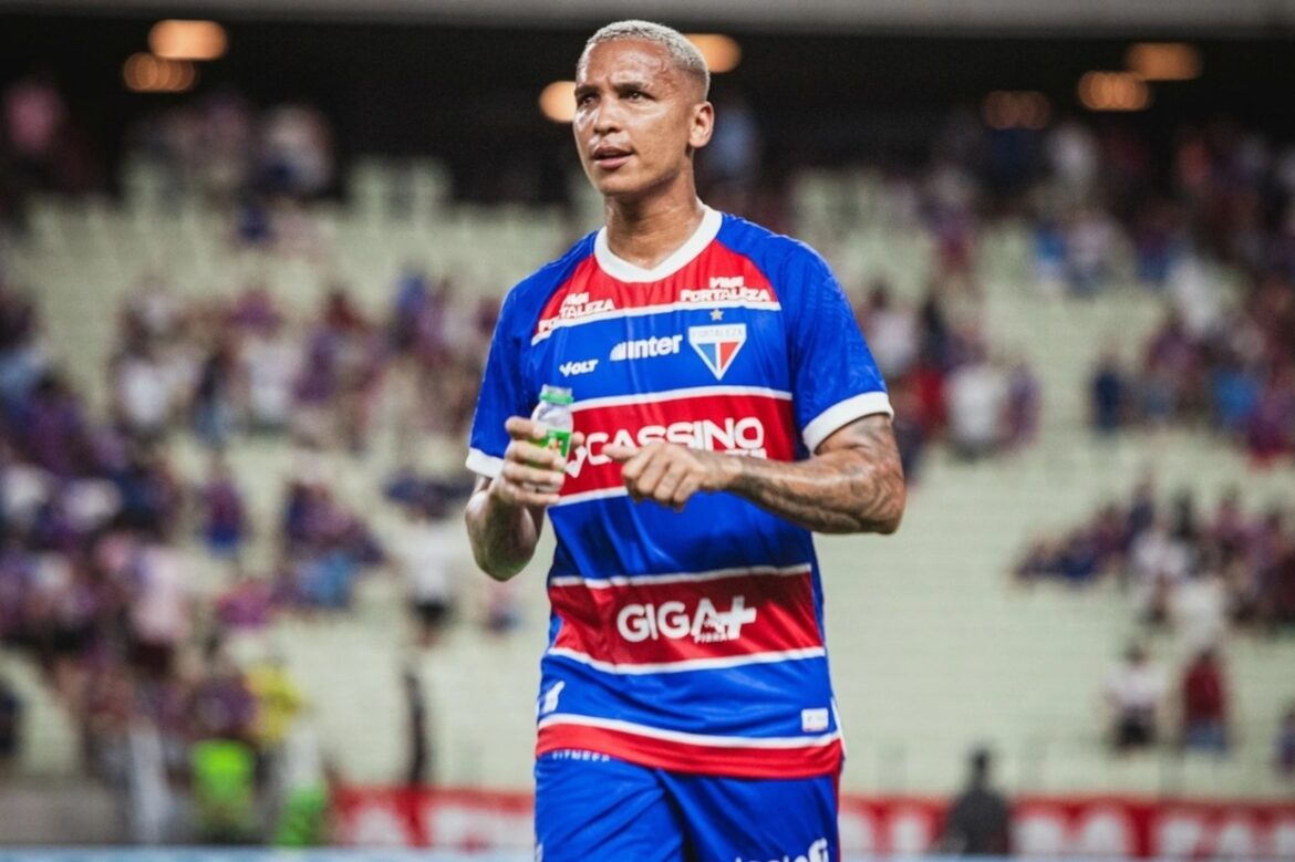 deyverson-e-reintegrado-ao-fortaleza-por-decisao-de-palermo Deyverson é reintegrado ao Fortaleza por decisão de Palermo — Deyverson e mais três jogadores são reintegrados ao Fortaleza com a chegada do técnico Martin Palermo ao clube.