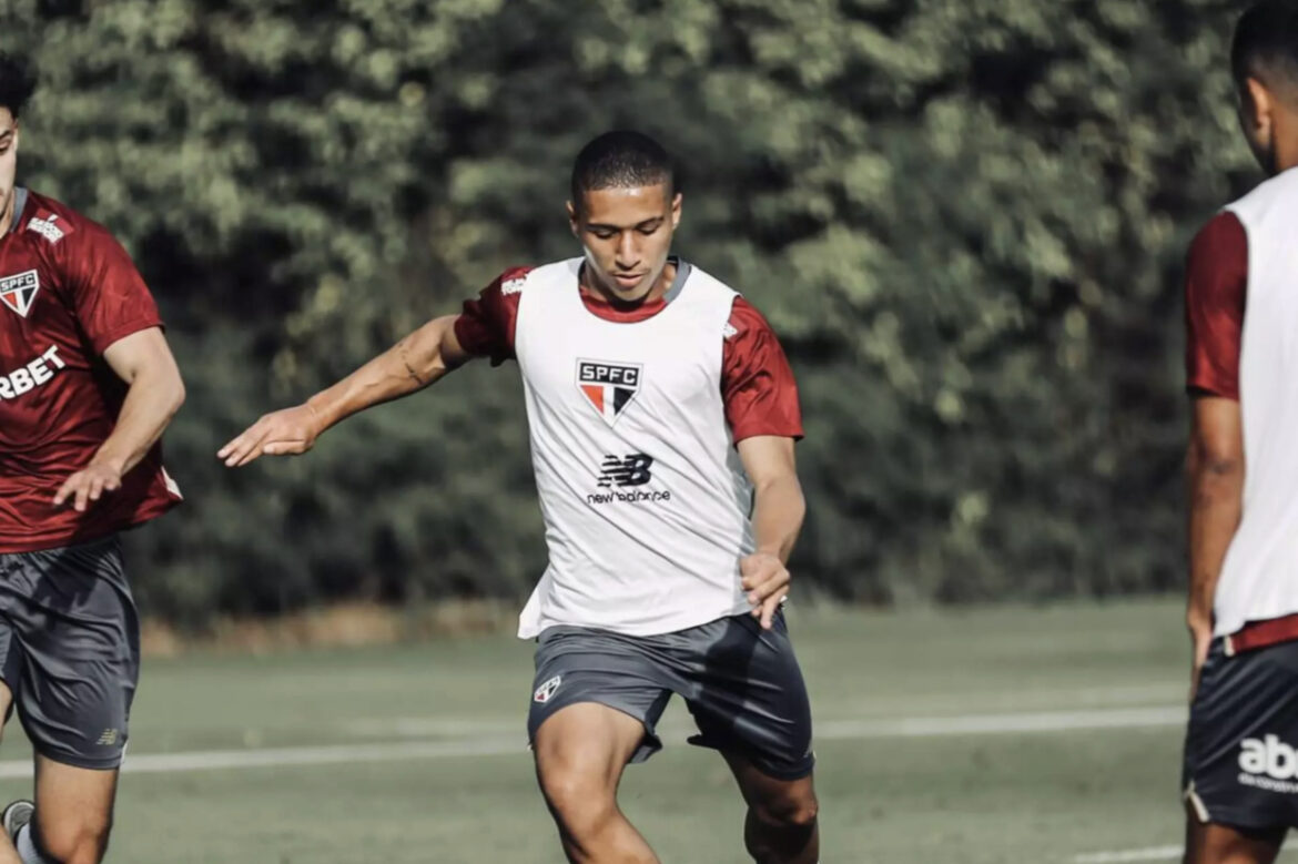 henrique-carmo-deixa-sao-paulo-e-vai-para-a-russia Henrique Carmo deixa São Paulo e vai para a Rússia — Henrique Carmo, joia do São Paulo, é vendido ao CSKA Moscou por 6 milhões de euros e seguirá carreira na Rússia.